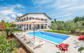 2 Bedroom Lovely Apartment In Nova Vas